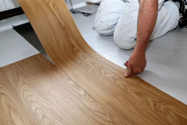 Revêtement d'un sol en vinyle tissé dans une chambre parentale, Amiens, SOMME CONSTRUCTION